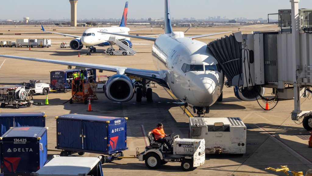 FAA outage: US airline regulators blame contractor for travel chaos