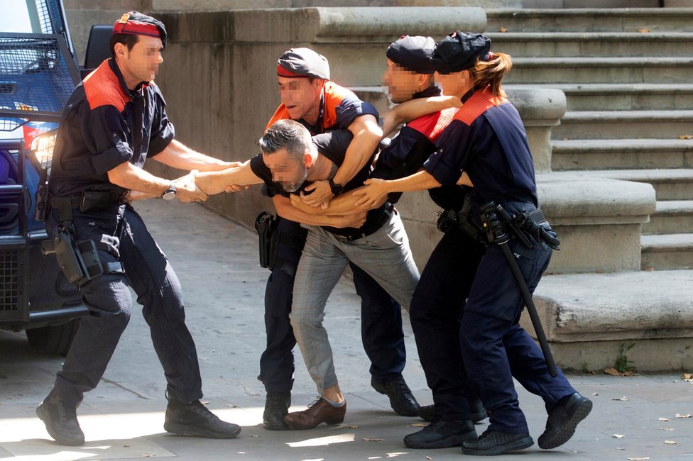 La policía detiene al tío de la víctima durante el proceso, en Barcelona.