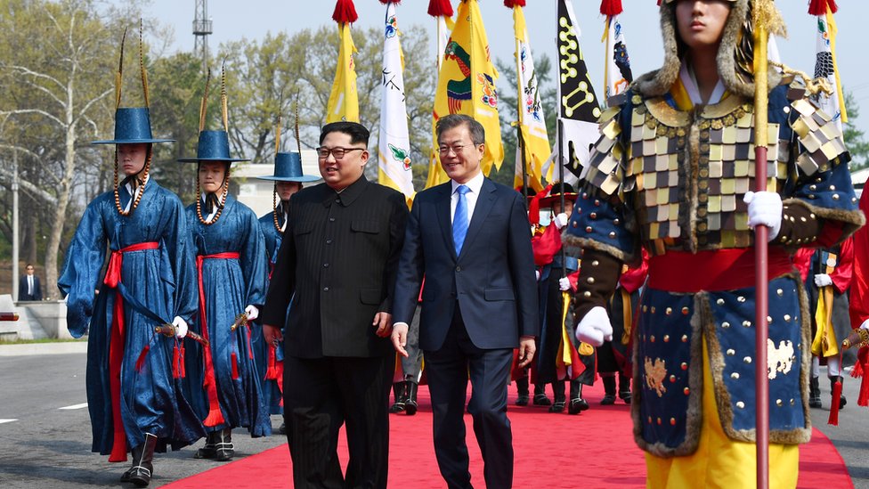 Ким Чен Ын и Мун Чжэ Ин гуляют по демилитаризованной зоне