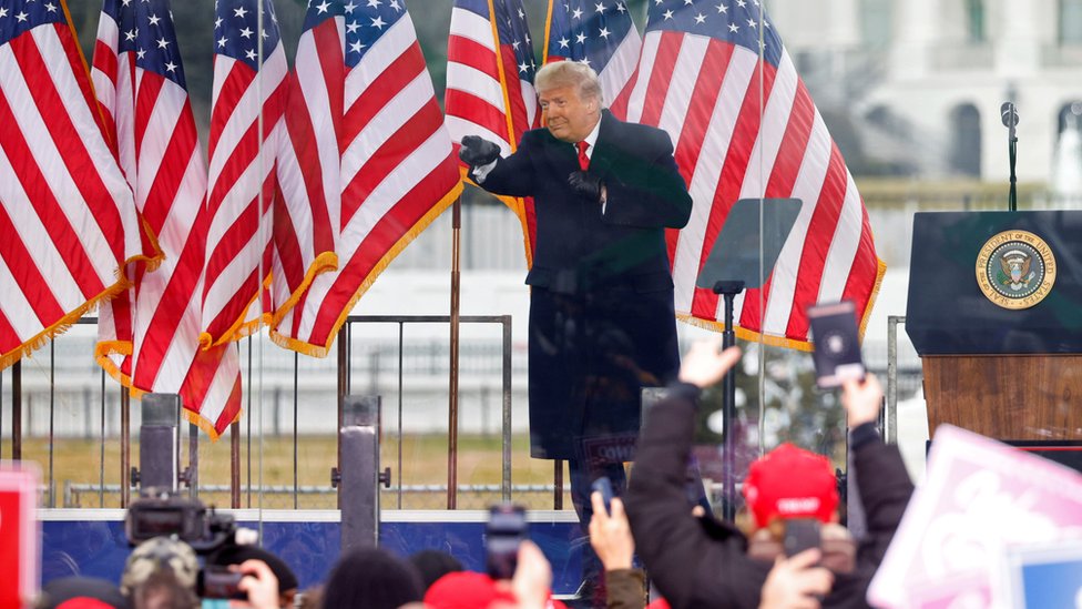 Президент США Дональд Трамп выступает во время митинга