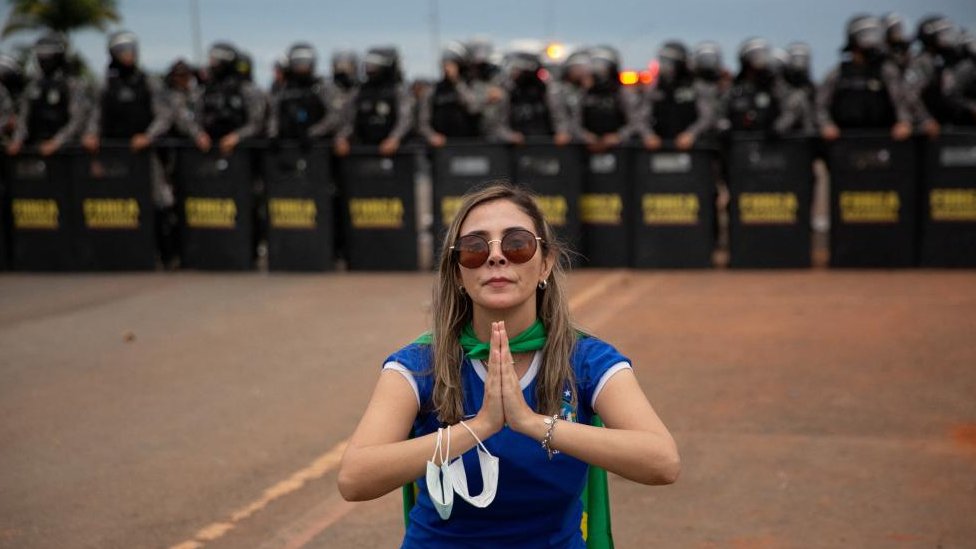 Seorang pendukung Bolsonaro berdoa dalam demonstrasi di kompleks pemerintahan Ibu Kota Brasilia, 8 Januari 2023.