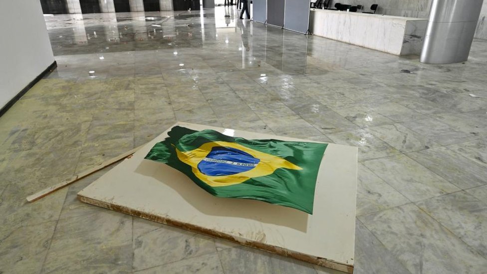 Pintura da bandeira do Brasil destruída após ataque