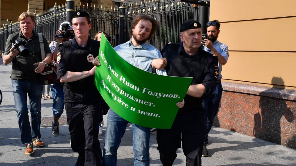 Manifestante protestando en apoyo a Golunov.
