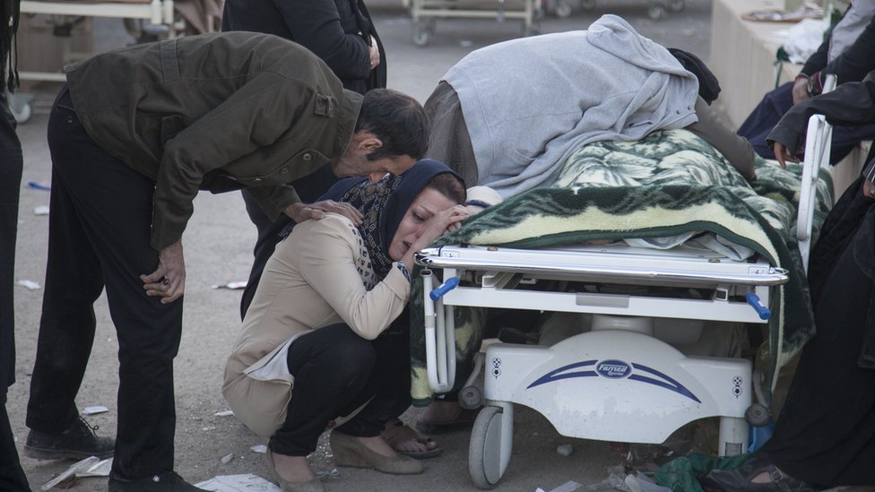 Una mujer lamenta la muerte de una víctima.