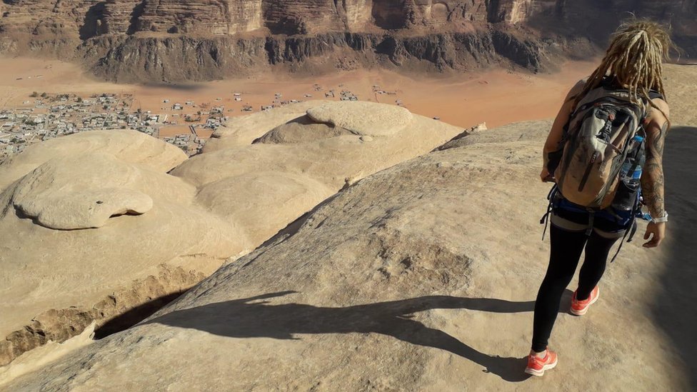 Тара спускается с вершины Джебель-Рам в пустыне Вади-Рам в Иордании