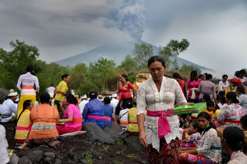 Un grupo de hinduistas realiza una ceremonia cerca del volcán Agung para pedir que no haga erupción. Ceremonia hinduista frente al volcán Agung.