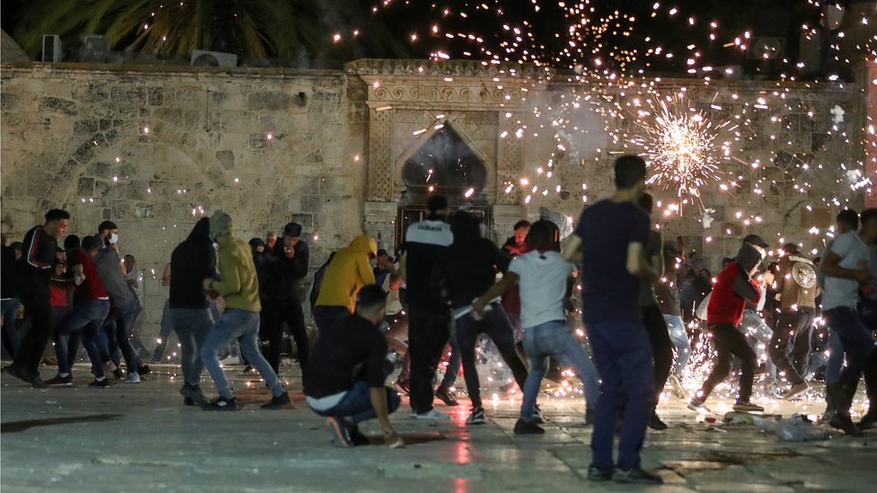 Kudüs'ün Eski Şehir bölgesindeki Mescid'i Aksa'da İsrail polisinin ses bomabsı atmasına Filistinliler tepki gösterdi (7 May 2021)