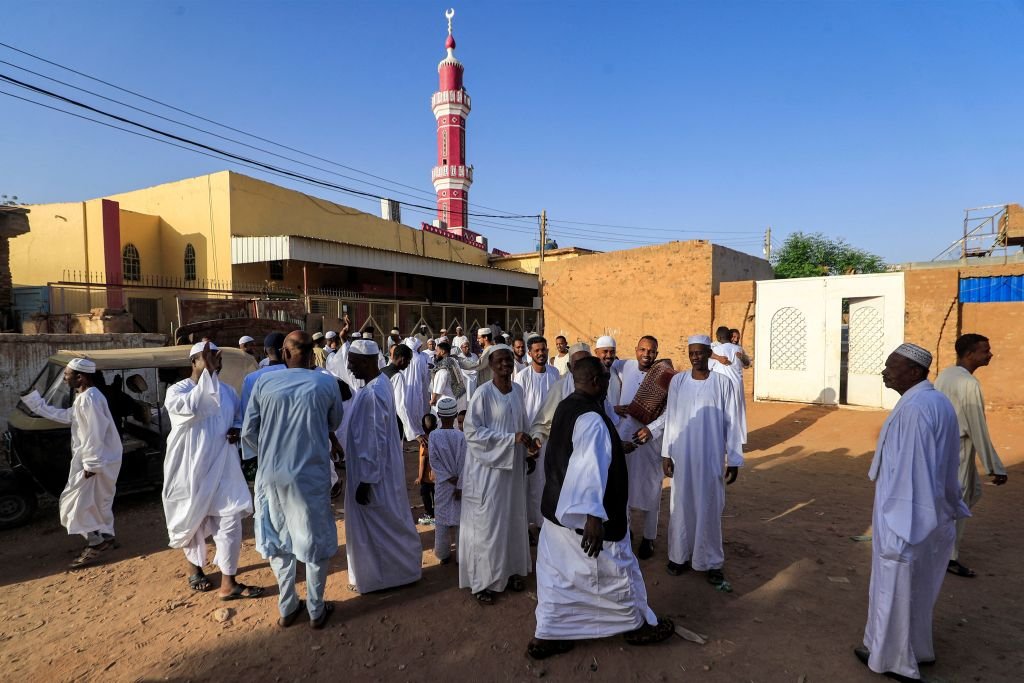 المصلون المسلمون يحيون بعضهم البعض في مسجد الحارة الرابعة في حي جريف غرب الخرطوم.