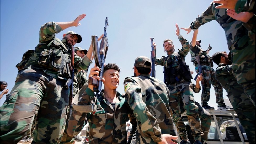 جنود الجيش السوري الحكومي يحتفلون باستعادة القنيطرة