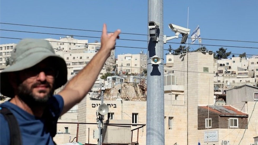 إسرائيل تستخدم "الذئب الأحمر" للتمييز العنصري ضد الفلسطينيين - التليغراف 1 وضعت السلطات الإسرائيلية كاميرا واحدة أو اثنتين على الأقل كل خمسة أمتار