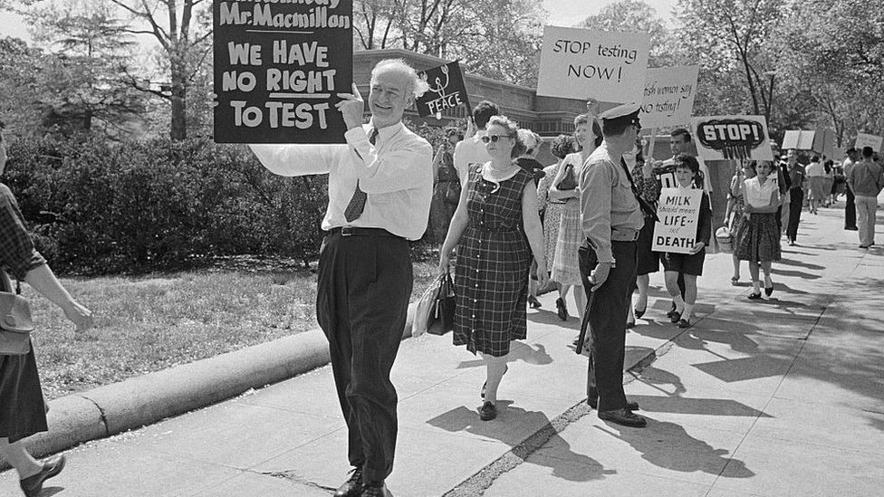 Linus Poling na protestu protiv nuklearnih proba ispred Bele kuće u Vašingtonu 28. aprila 1962. godine. Drži natpis "Nemamo pravo na probe"