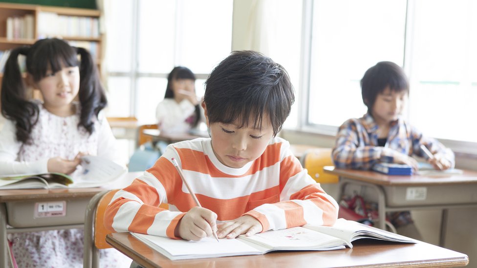 Los niños en Japón deben aprender 1.006 signos del kanji cuando pasan por la primaria. estudiante en Japón.