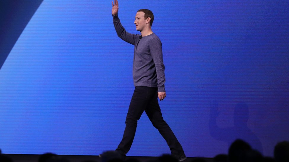 Mark Zuckerberg saluda.