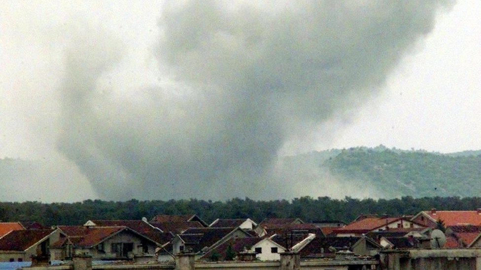 Вид на дым, поднимающийся после авиаудара НАТО по Голубовцам, аэропорт Подгорица, Черногория, среда, 28 апреля 1999 г.