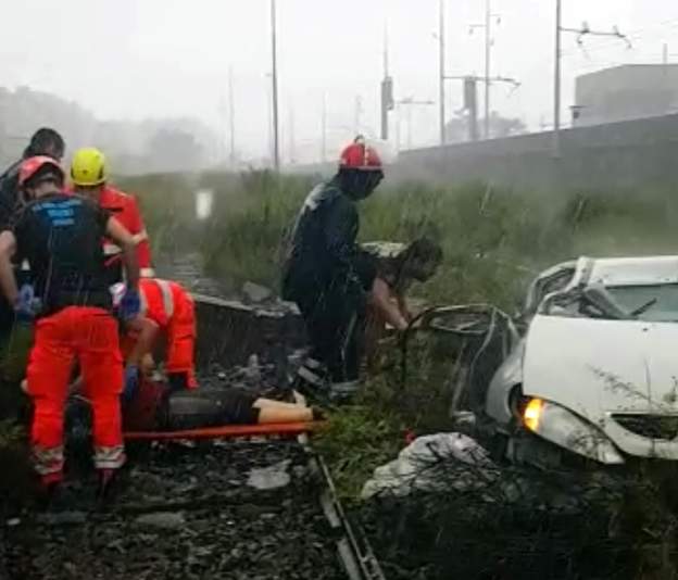 Socorristas trabajan rescatando a las víctimas