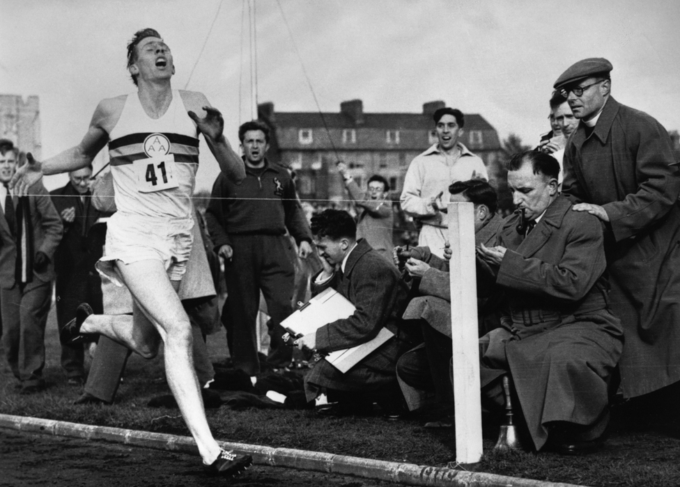 Роджер Баннистер преодолевает четырехминутную милю в 1954 году