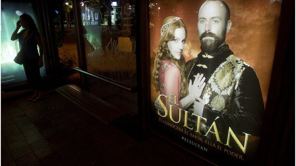 Un cartel promociona la serie turca "El Sultán" en una calle de Santiago de Chile. Un cartel promociona la serie turca "El Sultán" en una calle de Santiago de Chile.