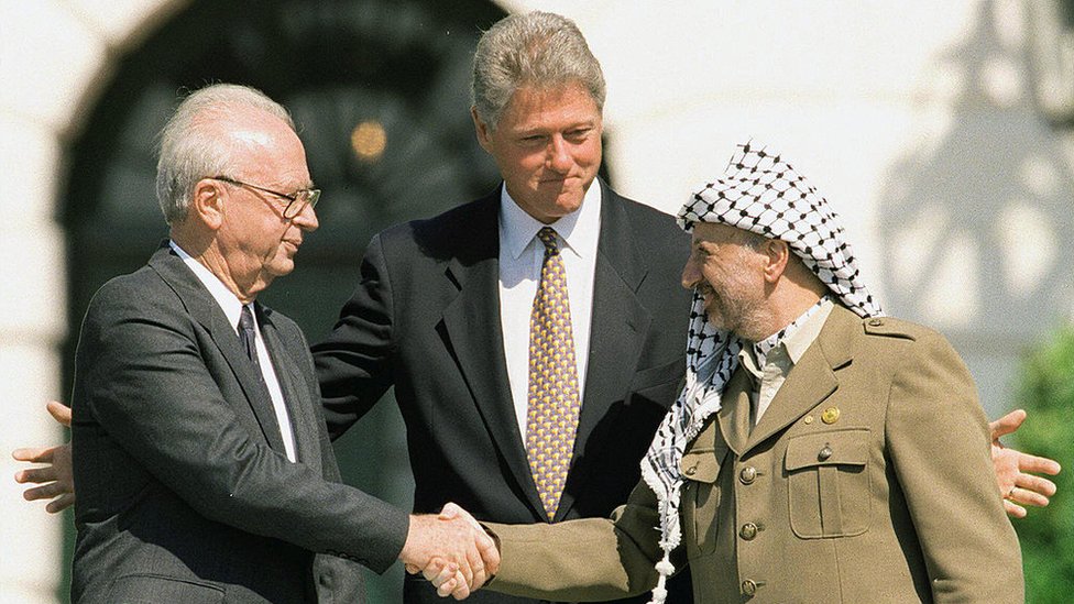 Durante el gobierno de Bill Clinton, Estados Unidos respaldó los acuerdos de paz entre israelíes y palestinos. Isaac Rabin, Bill Clinton y Yaser Arafat.