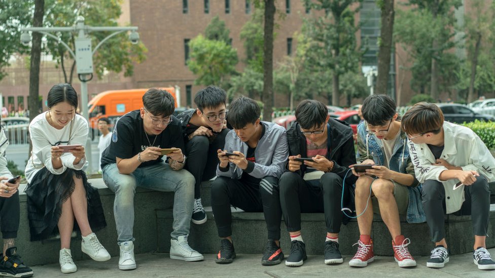 中國年輕人在玩手機