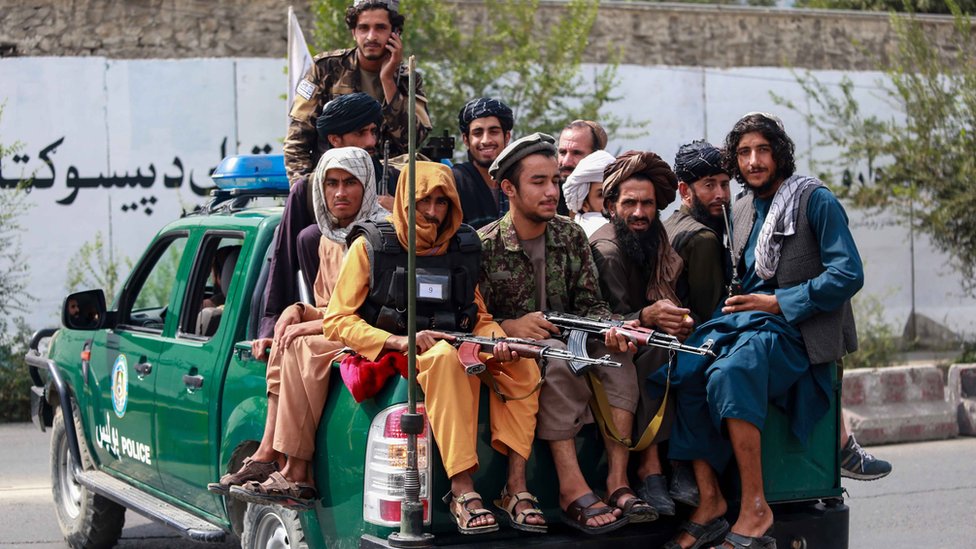 Talibanes patrullando Kabul el 23 September de 2021.