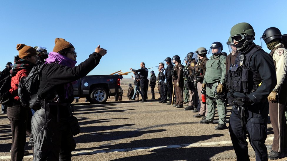 Полиция сталкивается с людьми, протестующими против нефтепровода Dakota Access