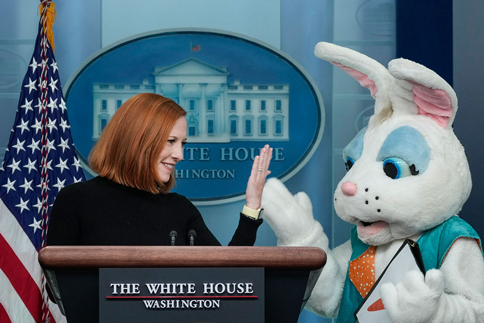 يقف أرنب عيد الفصح بجانب السكرتيرة الصحفية للبيت الأبيض جين ساكي أثناء تقديمها الإحاطة اليومية في غرفة الإحاطة برادي بالبيت الأبيض في واشنطن العاصمة ، الولايات المتحدة ، في 18 أبريل/نيسان 2022
