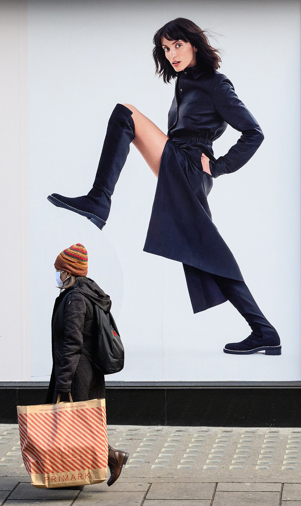 Leon Neal, Kasım 2022'deki Black Friday (Kara Cuma) indirimleri sırasında Londra'nın merkezindeki Oxford Caddesi'nde alışverişe çıkan bir kişiyi, reklam panosunun önünde böyle çekti.