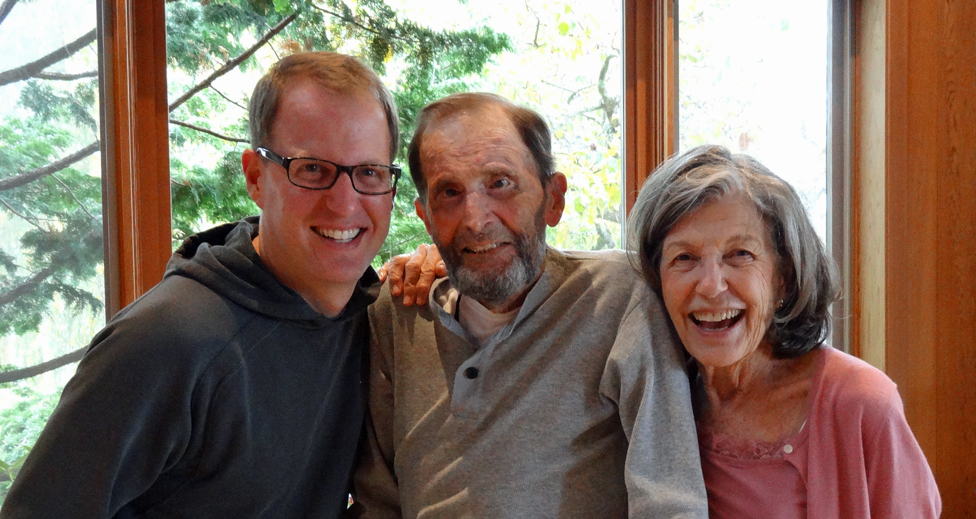 Jeff junto a sus padres, Robert y Phyllis Henigson.