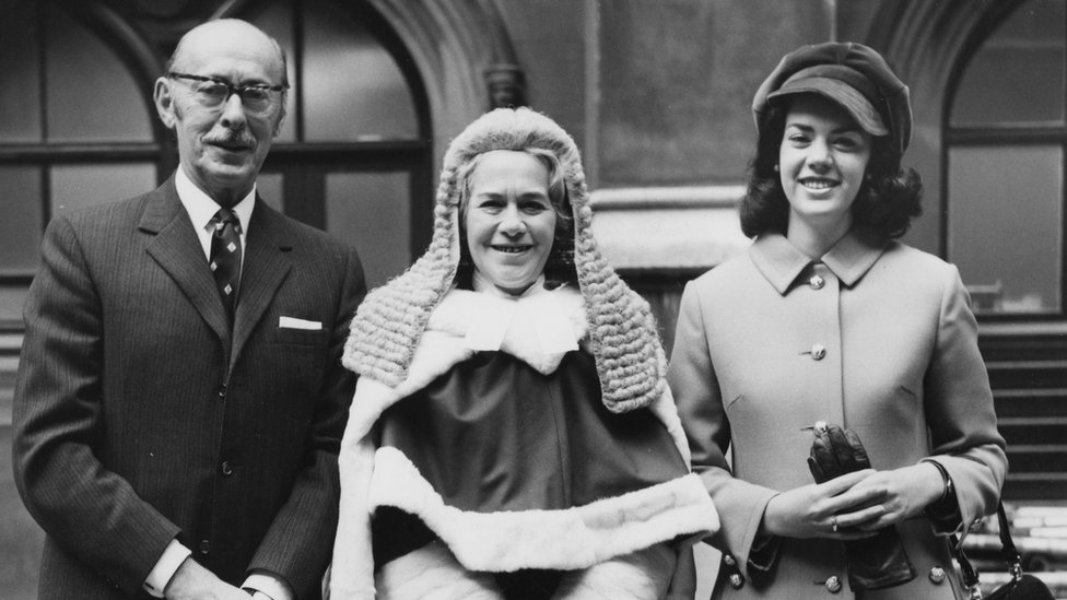 Rose Heilbron (1914-2005) llega a la Cámara de los Lores en Londres con su marido, Nathaniel Burstein, y su hija Hilary.