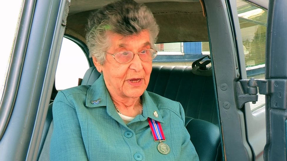 Фрэнсис Хорнби работал водителем в женском вспомогательном объединении