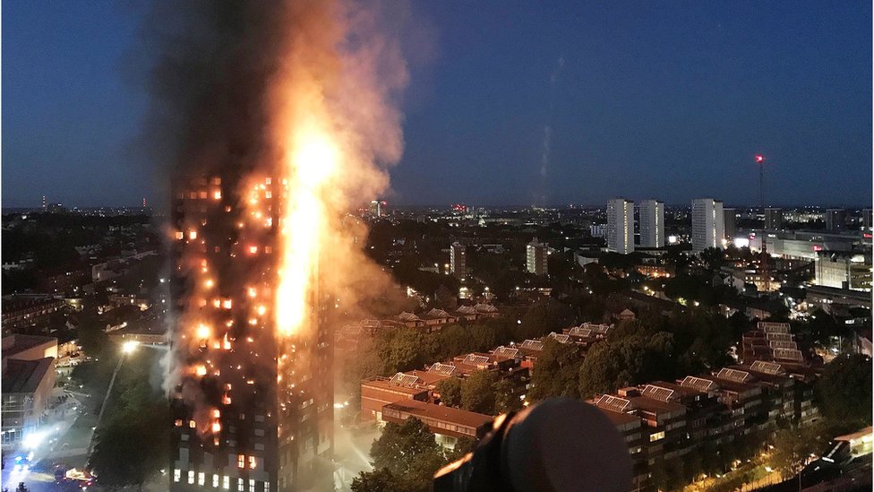 El incendio se propagó por casi todo el edificio de 24 niveles en el que vivían más de 500 personas. Incendio de la Torre Grenfell