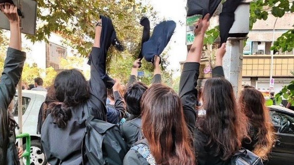 فتيات مدارس يخلعن حجابهن