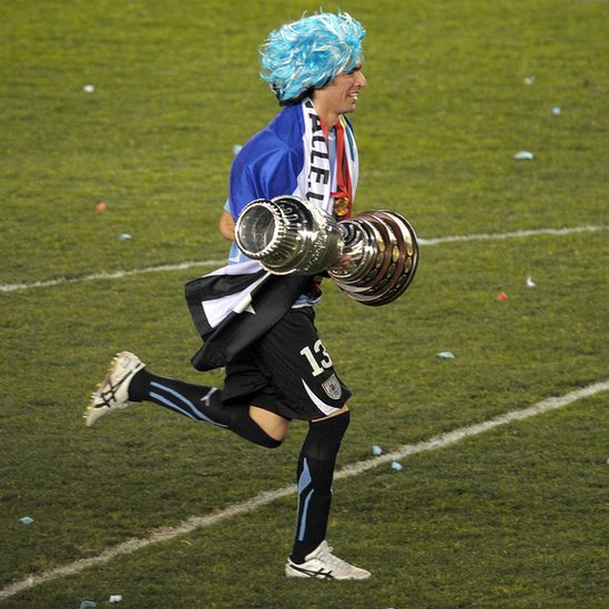 Con la Copa América en sus manos tras el título logrado en Argentina en 2011. Sebastián Abreu