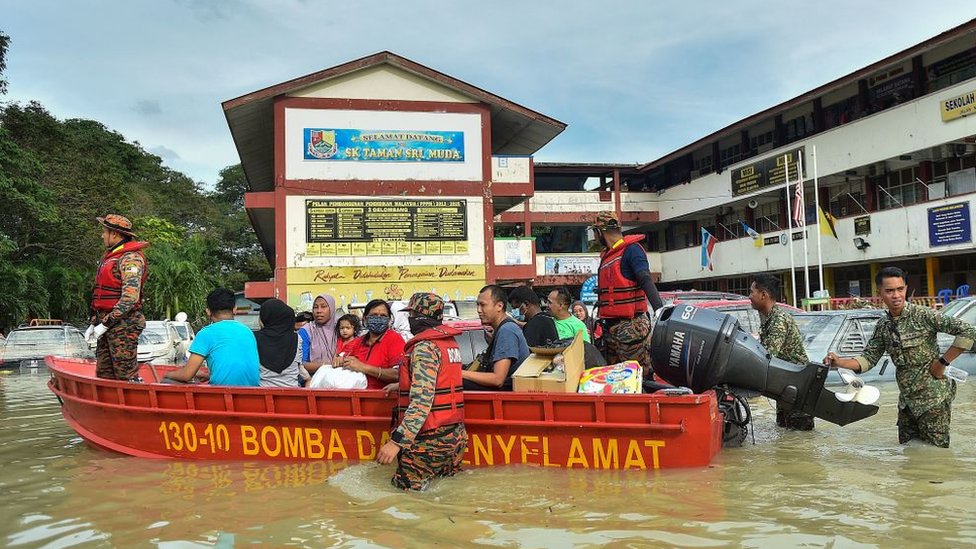 فرق الإنقاذ تجلي مواطنين على متن قارب في سيلانغور