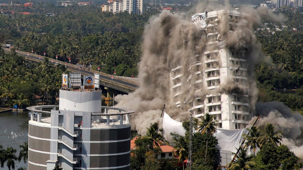 В Коччи, Индия, 11 января 2020 года снесено многоэтажное жилое здание в результате контролируемого взрыва.