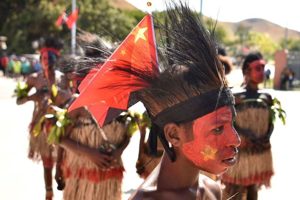 一名頭插中國國旗的巴布亞新幾內亞兒童。