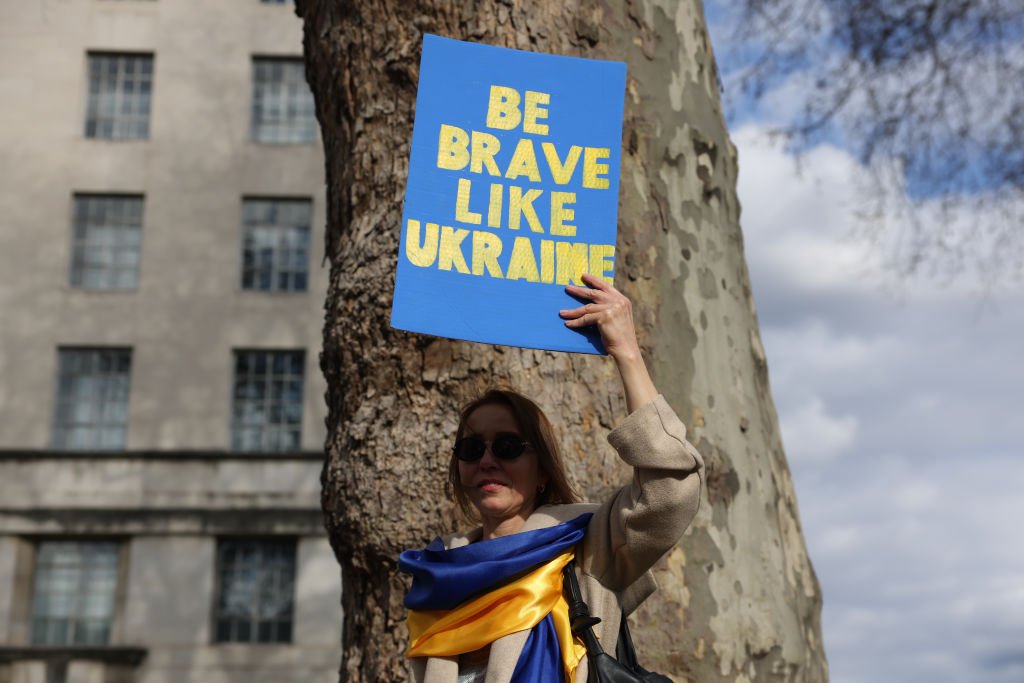 أظهر متظاهرون في لندن وحول العالم دعمهم لأوكرانيا بعد أن شنت القوات الروسية هجوما على البلاد، حيث أطلقت الصواريخ على المدن والأهداف العسكرية.