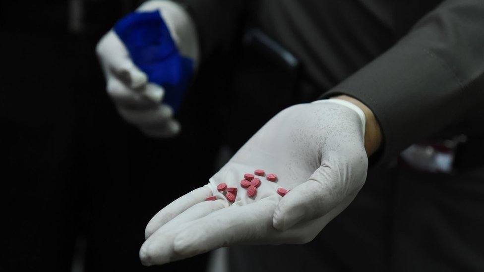1 февраля 2017 года полицейский демонстрирует средствам массовой информации таблетки яба, или метамфетамин, смешанный с кофеином.