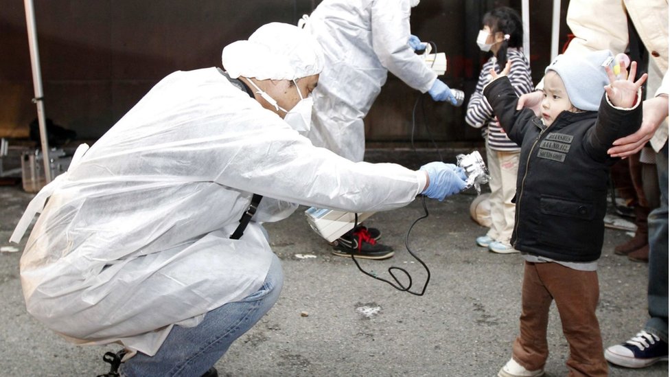 أطفال يخضعون لفحص طبي بعد كارثة فوكوشيما في 2011