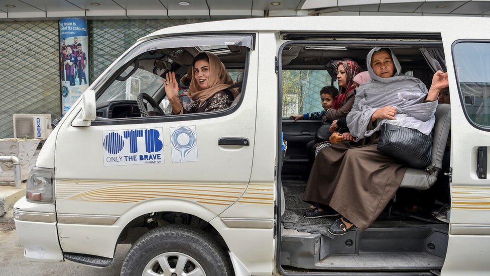 Layanan 'Pink Shuttle' yang membantu perempuan bepergian dengan aman di Kabul pada 2019.