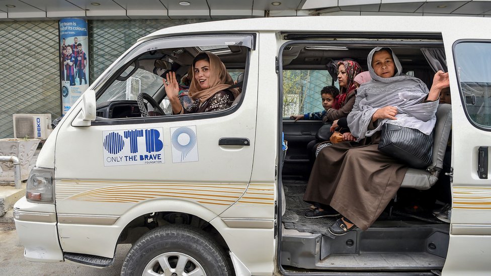 Razia Dalili dirigindo um micro-ônibus para o serviço 'Pink Shuttle' que ajudou as mulheres a se locomover com segurança em Cabul em 2019. (31 de outubro de 2019)