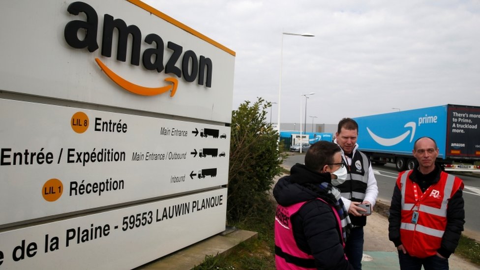 Рабочие стоят перед складом Amazon во Франции