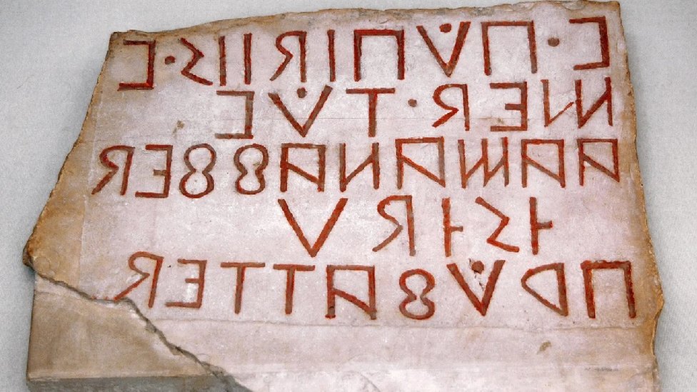 U ovom drevnom rukopisu pronađenom u Italiji, ispisanom oskanskim pismom s desna na levo, slova E, B i K izgledaju kao i u našem pismu, ali su obrnuta