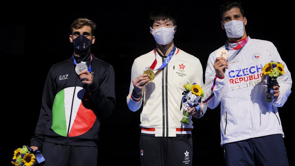 （從左至右）銀牌得主意大利尼埃萊·加羅佐、金牌得主香港張家朗、銅牌得主捷克亞歷山大·秋皮尼奇（Alexander Choupenitch）（26/7/2021）
