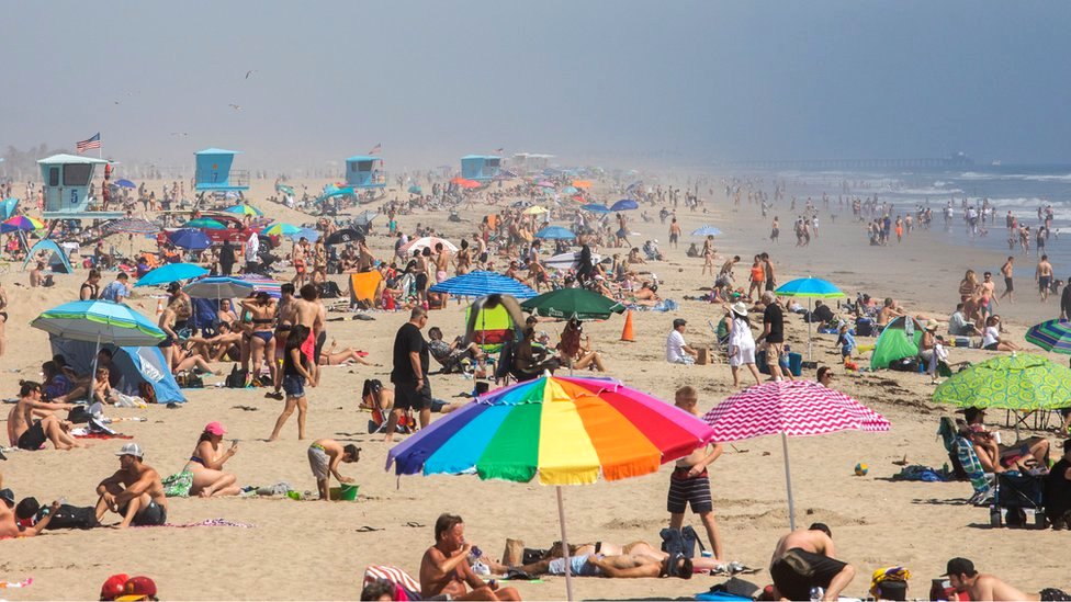 周末，社交距離令下，加州一些海灘擠滿人的照片令政府官員擔憂。