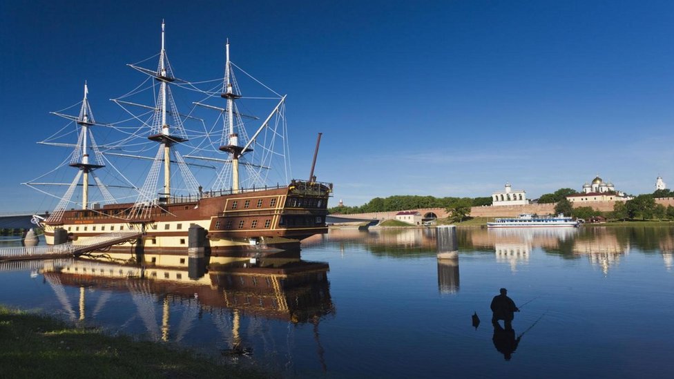 Rus fue el origen de Rusia, nombre que fue recuperado de forma oficial tras la caída de la Unión Soviética. Un barco en Novgorod