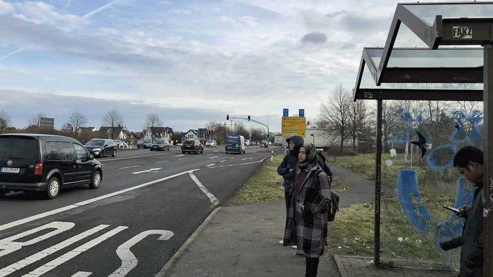 Parada de buses cerca de Dölzig.