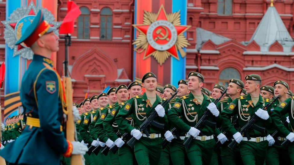 Soldados rusos desfilan en la Plaza Roja de Moscú.