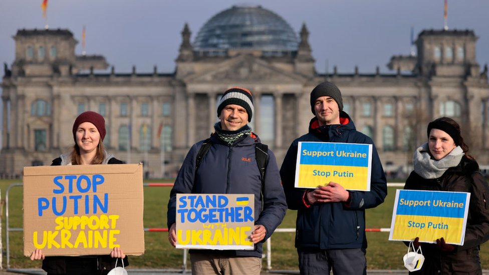 Personas protestando en Berlín.