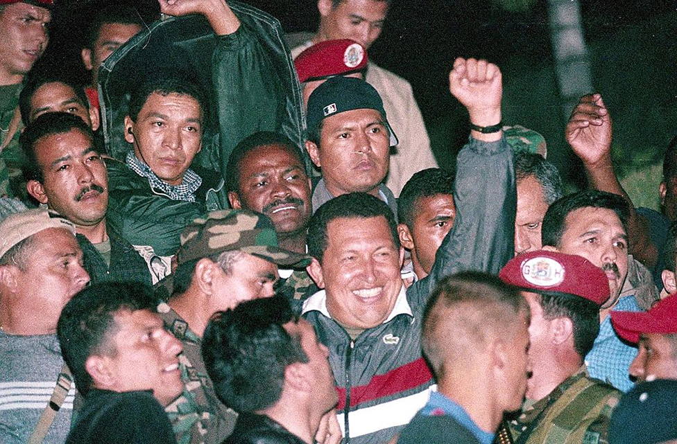 Президент Венесуэлы Уго Чавес возвращается к власти через два дня после того, как он был изгнан из дворца Мирафлорес и арестован военными в Каракасе, Венесуэла, 13 апреля 2002 года. Тысячи протестующих все еще выходили на улицы, но в качестве первого шага к примирению Чавес сделал примирительные шаги в сторону государственной нефтяной монополии (Фото Педро РУИЗ / Gamma-Rapho через Getty Images)